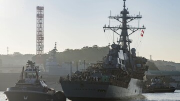 WSJ: «Κόκκινο πανί» για τον Τραμπ ο μακαρίτης Μακέιν - Δεν θέλει καν να βλέπει το πλοίο με το όνομά του!