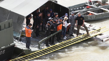 Τραγωδία στον Δούναβη: Πιθανότατα εγκλωβισμένες στο ναυάγιο οι σοροί των αγνοουμένων