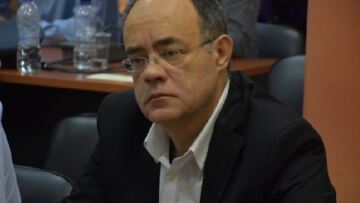 Χίος: Ιερέας πέταξε κέρματα σε βουλευτή του ΣΥΡΙΖΑ