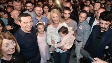 Τσίπρας για αποτελέσματα β' γύρου: Να σηκώνεσαι πάλι όρθιος και να παλεύεις