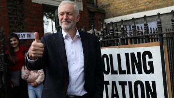 Λονδίνο: Ο Κόρμπιν στη μεγάλη διαδήλωση κατά του Ντόναλντ Τραμπ