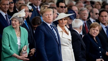 D- DAY: Η «ψυχρή» Μελάνια και το «κάρφωμα» της Μέρκελ στον Τραμπ κατά τη διάρκεια των εορταστικών εκδηλώσεων