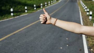 Έκαναν ωτοστόπ σε ηλικιωμένο και τον… έγδυσαν