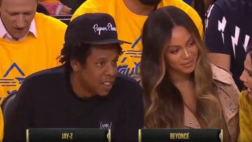 Το «δολοφονικό βλέμμα» της Μπιγιονσέ στη γυναίκα που... τόλμησε να πιάσει την κουβέντα με τον Jay-Z έγινε viral