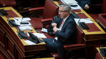 Μανιάτης: Με σκανδαλώδη τροπολογία καλύπτουν την απώλεια €350 εκατ. για την ηλεκτρική διασύνδεση Κρήτης-Αττικής