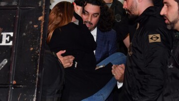 Η 26χρονη που κατηγορεί τον Νεϊμάρ για βιασμό έδωσε 6ωρη κατάθεση - Φεύγοντας την... κουβαλούσε ο δικηγόρος της!