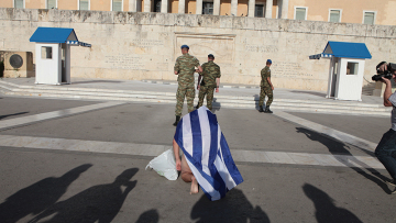 Athens Pride 2019: Ένας ολόγυμνος στον Άγνωστο Στρατιώτη!