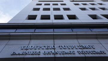 Όργιο ρουσφετιών: Ανανεώνουν συμβάσεις ειδικών συνεργατών που λήγουν μετά τις εκλογές