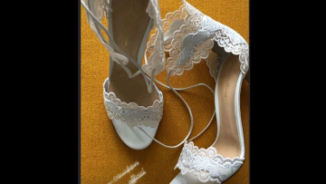 Η Τζένη Μπαλατσινού γράφει στο νυφικό παπούτσι τα ονόματα των φίλων της