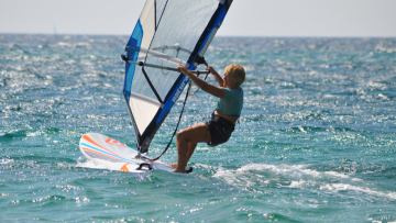 Κεφαλονιά: Η 81χρονη σέρφερ είναι έτοιμη για το Γκίνες