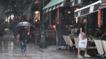 Καιρός: Σφοδρή χαλαζόπτωση στο κέντρο της Αθήνας