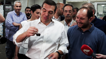 Τσίπρας στην Κεντρική Λαχαναγορά: Κάναμε ό,τι περνούσε από το χέρι μας για τους μικρομεσαίους