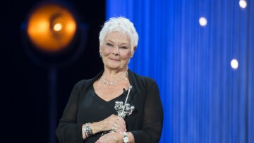 Η Τζούντι Ντεντς υπερασπίζεται το έργο του Κέβιν Σπέισι και του Χάρβεϊ Γουάινστιν