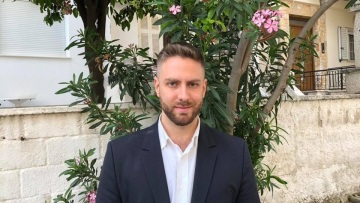 Το Τζέισον Αντιγόνη ξύρισε το κεφάλι του... ΣΥΡΙΖΑ