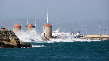 Καιρός: Επιμένουν τα μποφόρ στην Ελλάδα, άνοδος της θερμοκρασίας την Παρασκευή