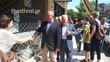 Η περιοδεία Καραμανλή στη δυτική Θεσσαλονίκη: Οι αγκαλιές, τα φιλιά και τα δώρα