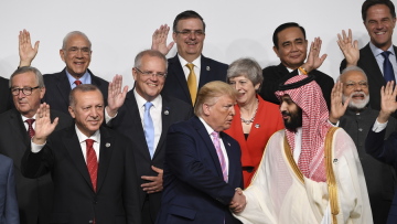 Τραμπ: Πλαισιωμένος από Ερντογάν και πρίγκιπα Σαλμάν στην «οικογενειακή φωτογραφία» των G20