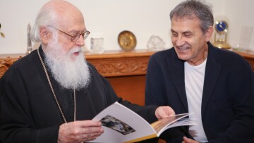 Ο Γιώργος Νταλάρας μάγεψε με τα τραγούδια του στα Τίρανα