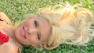 Η Ελένη Μενεγάκη κάνει διάλογο στο Instagram για τους κοιλιακούς της και το photoshop