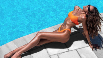 Izabel Goulart: Η Βραζιλιάνα καλλονή «ξαναχτυπάει» με τρεις... καυτές φωτογραφίες από τη Μύκονο