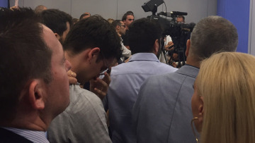 Συγκινητικές φωτογραφίες: Ο γιος του Κυριάκου Μητσοτάκη κλαίει ακούγοντας την ομιλία του πατέρα του