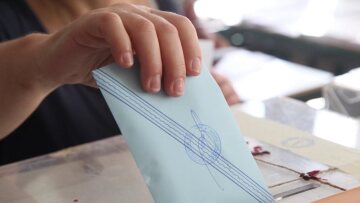 Σύλλογοι απόδημων Ελλήνων: Να στηρίξουν όλα τα κόμματα ψήφο από τον τόπο διαμονής χωρίς περιορισμούς