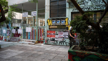 «Καλποθήρες εμπρηστές» ανέλαβαν την ευθύνη για την αρπαγή κάλπης στα Εξάρχεια