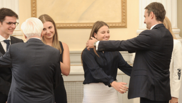 Η ζεστή αγκαλιά του Κυριάκου Μητσοτάκη με τα παιδιά του μετά την ορκωμοσία