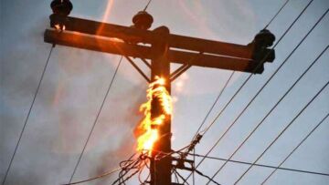 Κορινθία: Φωτιά σε κολώνες της ΔΕΗ από κεραυνούς