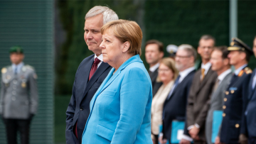 Νέο βίντεο: Η Μέρκελ δεν ξέρει τι προκαλεί το τρέμουλο και «πιστεύει ότι θα φύγει»