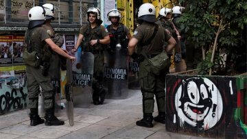 Εξάρχεια: Ταυτοποιήθηκε 16χρονος αλλοδαπός για την επίθεση σε εκλογικό τμήμα