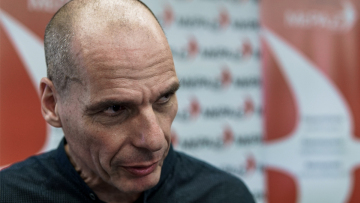 Το «δράμα» του Βαρουφάκη για μια... αγκωνιά στο Σαρλ ντε Γκωλ