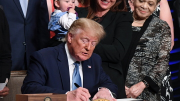 Τα... γύρισε ο Τραμπ: Ο Λευκός Οίκος εξετάζει κυρώσεις για την Τουρκία