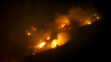 Φωτιά στον Κιθαιρώνα: Δύσκολη νύχτα για τους πυροσβέστες - Η φωτιά μαίνεται σε δύσβατο σημείο
