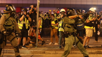 Χονγκ Κονγκ: Δακρυγόνα στη νέα τεράστια διαδήλωση κατά της αστυνομικής βίας