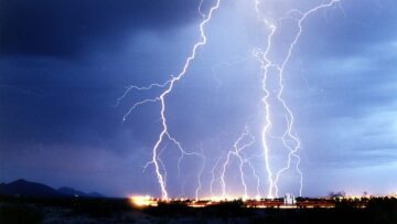 Φλόριντα: Κεραυνός χτύπησε οκτώ άτομα στην παραλία - Ένας άντρας σε κρίσιμη κατάσταση