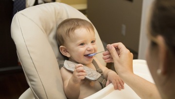 Ο ΠΟΥ προειδοποιεί: Υπερβολική ζάχαρη στις βρεφικές τροφές, χρειάζεται προσοχή