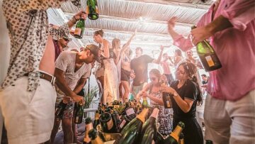 Το Nammos γίνεται 16 ετών: Η «ψαροταβέρνα» που κάνει τζίρους 20 εκατ. ευρώ