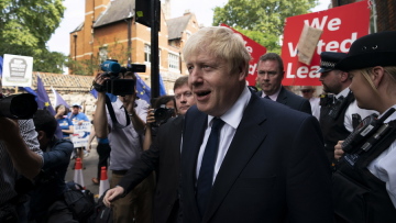 Η εκδίκηση του Μπόρις Τζόνσον: Έδιωξε τους μισούς υπουργούς της Μέι και τρέχει για το Brexit