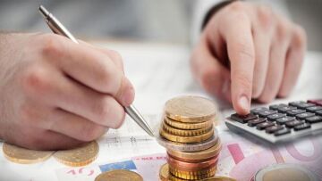 Πόσο θα μειωθεί ο φόρος για αυτοαπασχολούμενους και ελεύθερους επαγγελματίες - Πίνακες