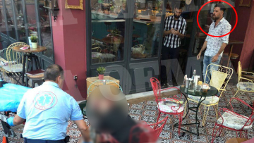 Δολοφονία στο Περιστέρι: Ο Μάνος Παπαγιάννης στην καφετέριά του, λίγο μετά το έγκλημα