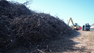 Μάτι: Καθαρίζουν το οικόπεδο με τους 20.000 τόνους καμμένων υλικών 