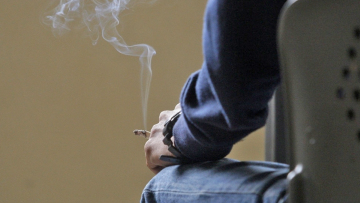 Αντικαπνιστικός νόμος: «Πρωταθλητής» παραβάτης το Δημόσιο - Τι αλλάζει με το σχέδιο Μπεχράκη 