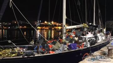 Ιταλία: 131 μετανάστες αποκλεισμένοι σε σκάφος της ακτοφυλακής σε στρατιωτικό λιμάνι