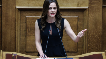 Η Αχτσιόγλου επιβεβαιώνει ότι οι νόμοι ΣΥΡΙΖΑ επέτρεπαν συντάξεις €24.000