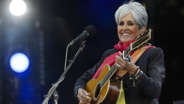 Η Τζόαν Μπαέζ αποχαιρέτησε την 59χρονη καριέρα της με την τελευταία της συναυλία στη Μαδρίτη