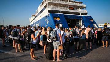Αυξημένη η κίνηση στον Πειραιά: Φεύγουν και οι αδειούχοι του Αυγούστου