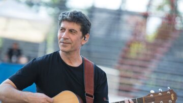 Ο Μάλαμας διέκοψε συναυλία στη Ραφήνα όταν κάποιος άναψε καπνογόνο