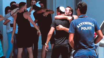 Κύπρος: Ελεύθερη, αλλά με απαγόρευση εξόδου η 19χρονη Βρετανίδα για τον fake βιασμό