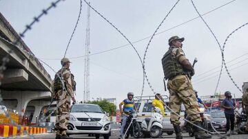 Η Ινδία κλείνει τα σύνορα με το Πακιστάν και απελαύνει διπλωμάτες μετά την φονική επίθεση στο Κασμίρ